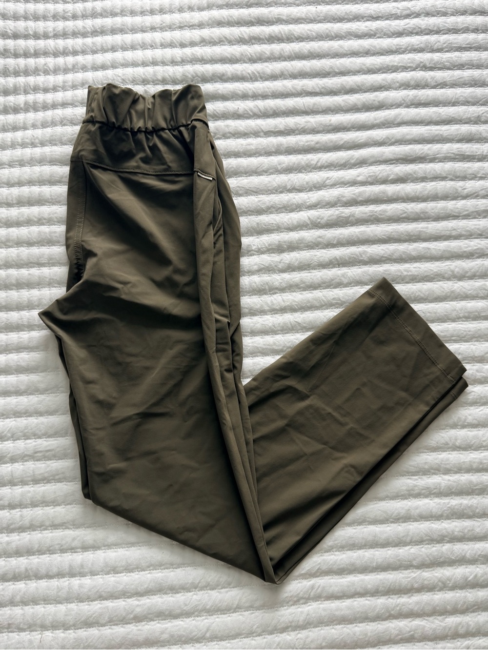 Vuori Womenâs Miles Ankle Pant â Olive Green